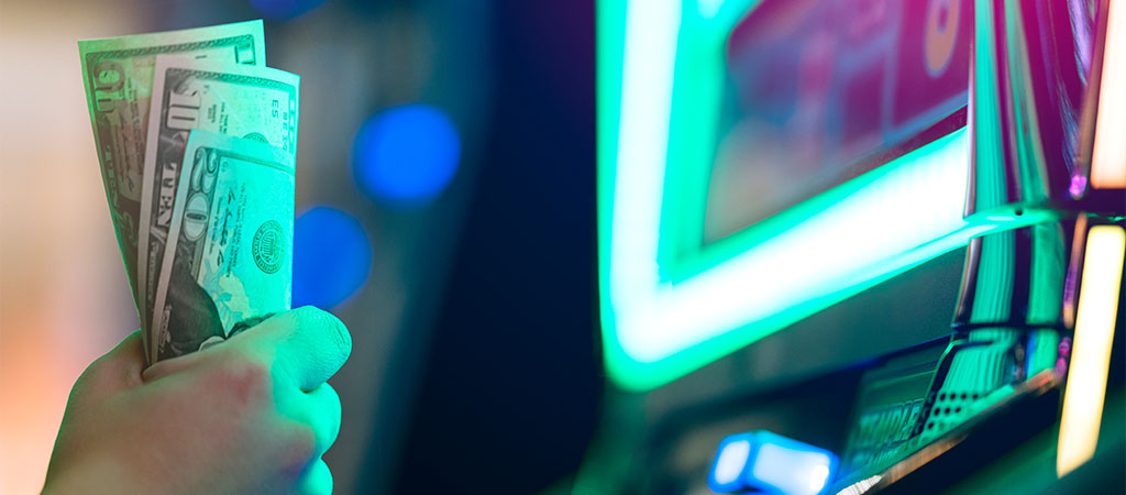 wypłata z kasyna, pieniądze, banknoty, dolar amerykański, wygrana, neonowe światła, automat do gier, hazard