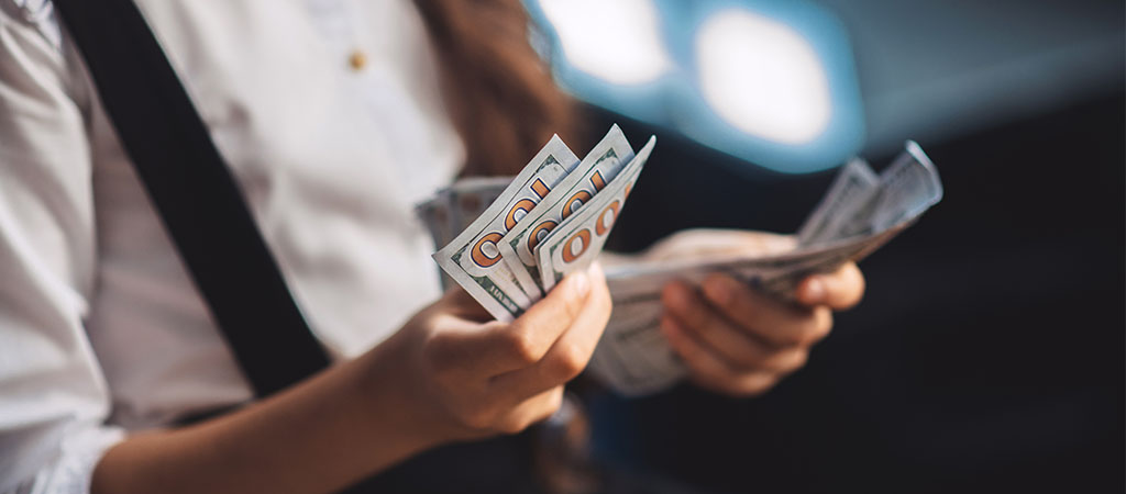 wypłata pieniędzy, liczenie gotówki, banknoty, sto dolarów, wygrana, hazard, finanse, zysk