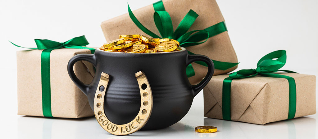 szczęście, garnek ze złotymi monetami, podkowa good luck, prezenty z zieloną wstążką, nagrody kasynowe, bonusy, bogactwo